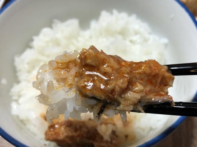 写真:サバ缶「さばスパイシー風味」をご飯と一緒に