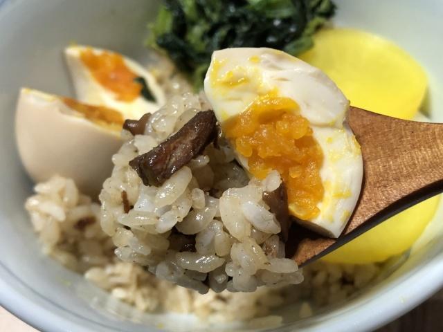 写真:ルーローファンと煮玉子をひとくち