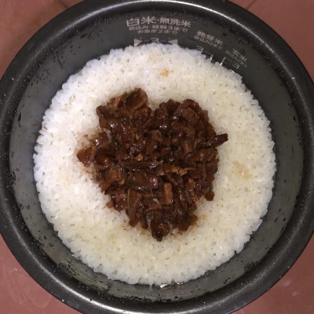 写真:ご飯にまぜごはんのもとを投入