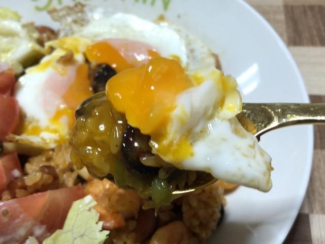 写真:ナシゴレンと目玉焼きをひとくち