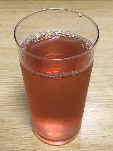 写真:水で割ったコーディアルシロップ「ザクロ&クランベリー」