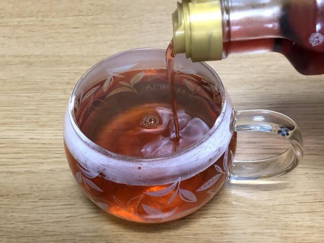写真:紅茶にコーディアルシロップ「ザクロ&クランベリー」を入れる