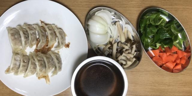 写真:焼餃子と酢豚の材料