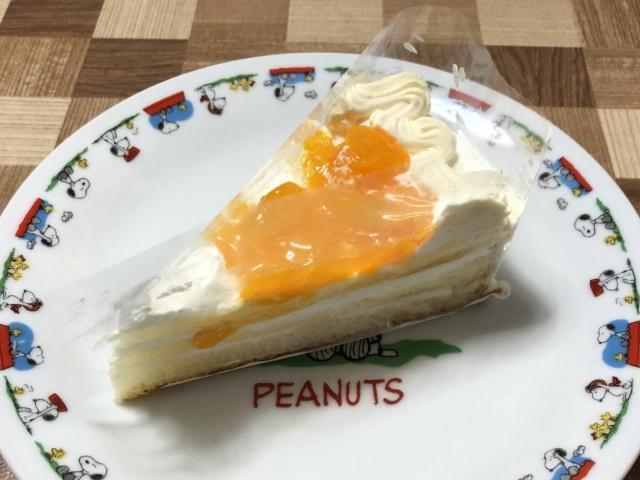 写真:ヤマザキ「ガツン、とみかん風味ケーキ」ひと切れ