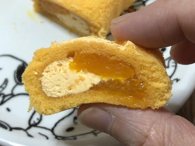 写真:ヤマザキ「ガツン、とみかん風味ロール」をひとくち