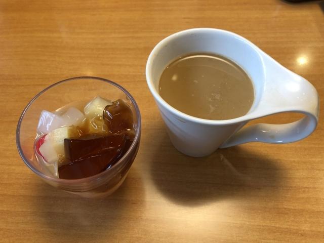 写真:デザートとコーヒー