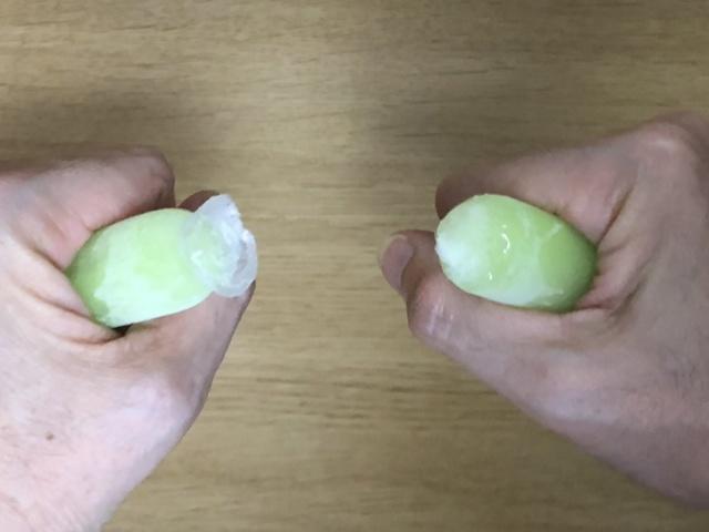 写真:「フルーツぷよんぷよん」を手で折る