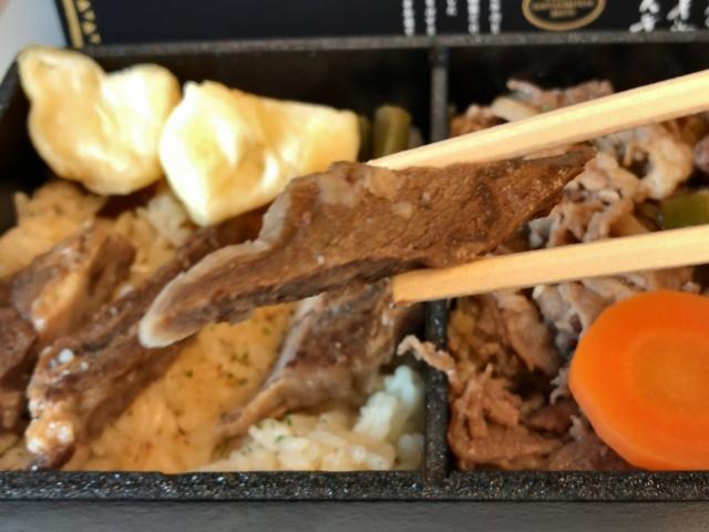 写真:「神戸のすきやきとステーキ弁当」のステーキ