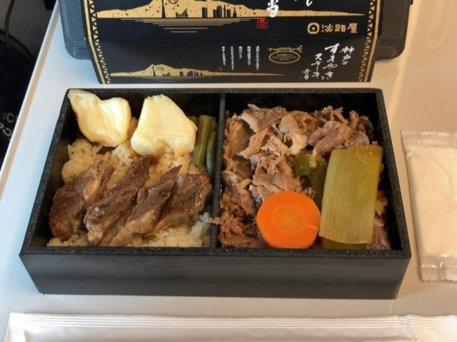 写真:「神戸のすきやきとステーキ弁当」中