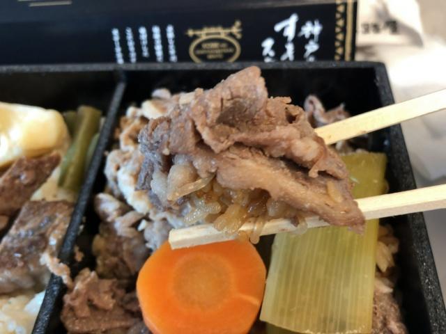 写真:「神戸のすきやきとステーキ弁当」のすきやき