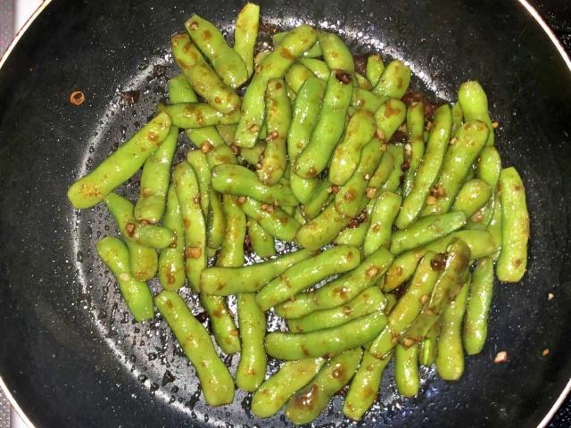 写真:枝豆を炒める