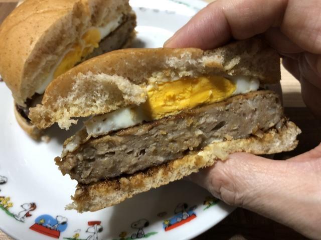 写真:エッグハンバーガーをひとくち