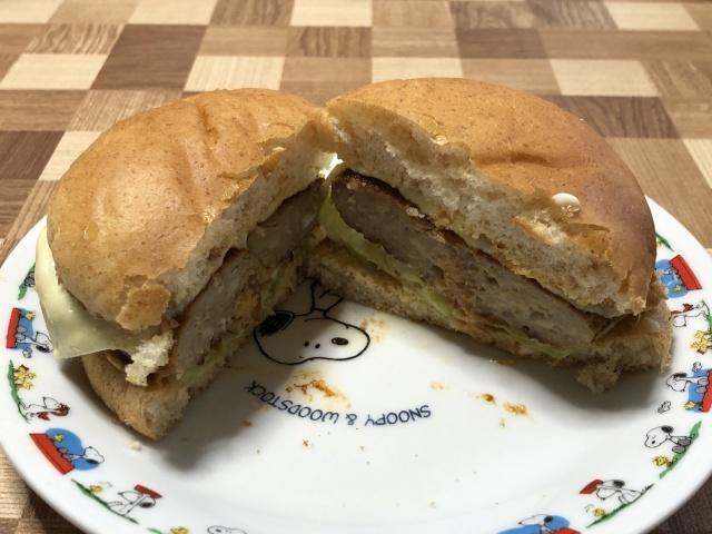 写真:レタスチーズハンバーガーの断面