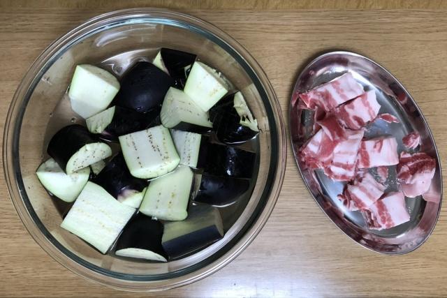 写真:茄子と豚バラ肉の準備