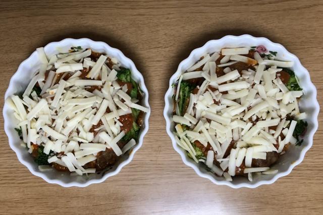 写真:耐熱皿に材料を盛り付ける