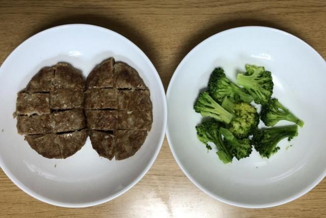 写真:焼上ハンバーグとブロッコリーは電子レンジで温める