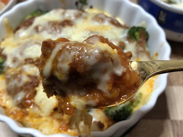 写真:「ミートソースハンバーグドリア」をひとくち