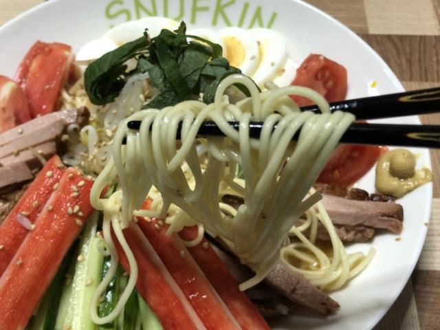 写真:マルタイ棒ラーメンの冷やし中華をひとくち