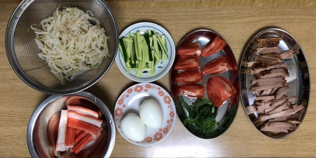 写真:冷やし中華の具材準備