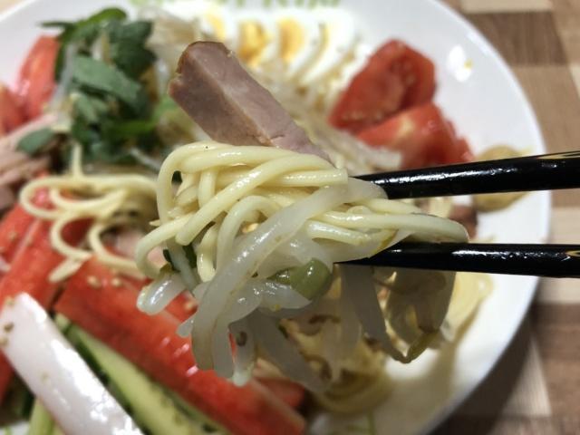 写真:マルタイ棒ラーメンの冷やし中華をもうひとくち