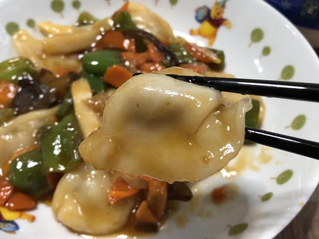 写真:「ぷるもち酢餃子」をひとくち