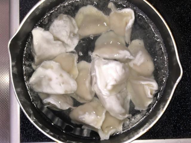 写真:「ぷるもち水餃子」を茹でる