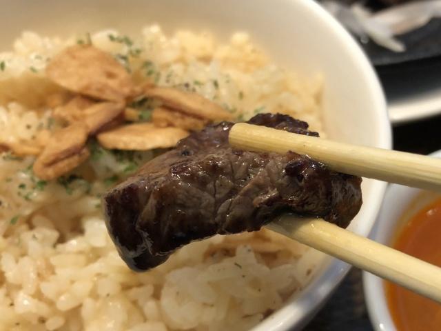 写真:ステーキとガーリックピラフ