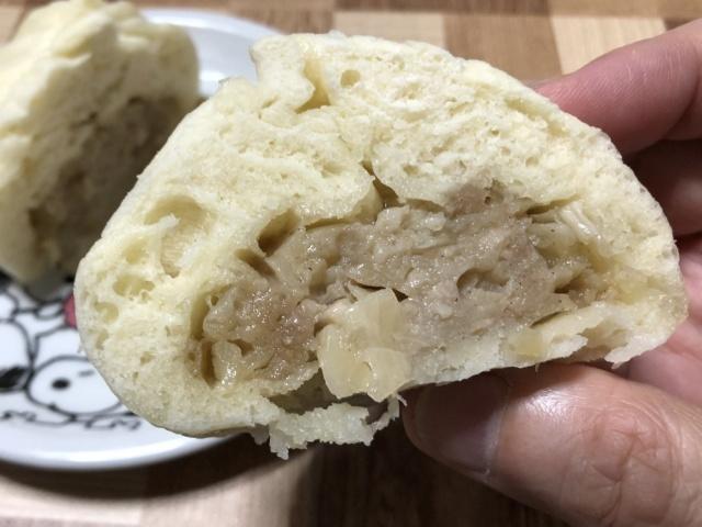 写真:「551蓬莱の豚饅」をひとくち