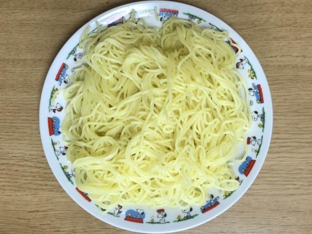 写真:電子レンジで温めてほぐした麺1.5玉