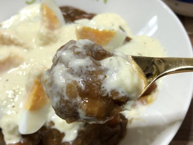 写真:「クリームチーズカレー」をひとくち