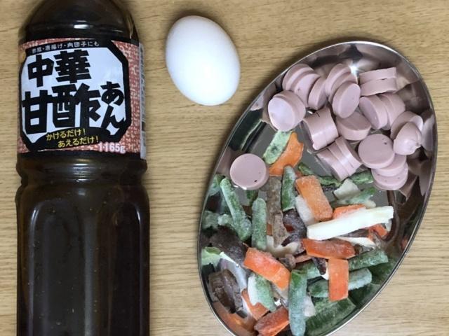 写真:「中華甘酢あん」、卵、カットした魚肉ソーセージ、「中華野菜ミックス」
