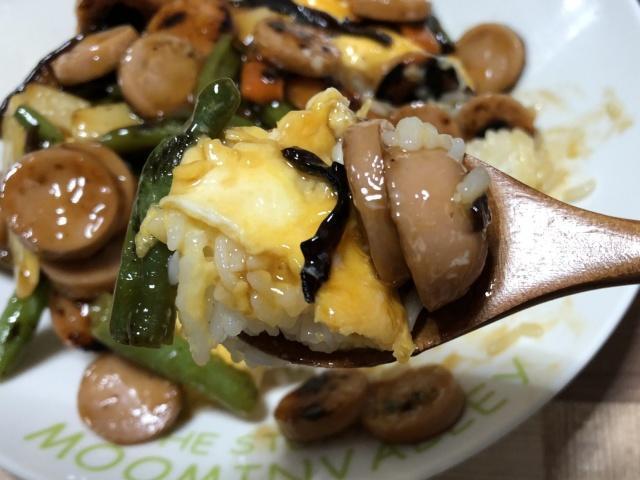 写真:「甘酢あん玉子丼」をひとくち