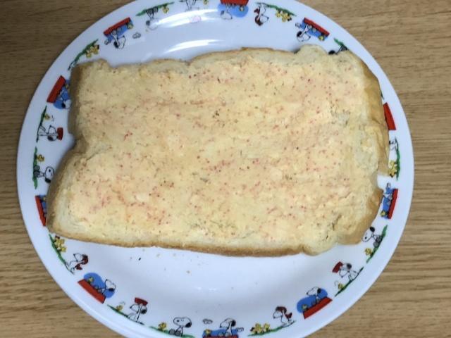 写真:「塗って焼いたら明太トースト」を食パンに塗る