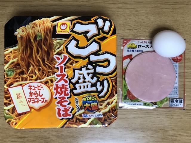 カップ焼そばとご飯で「焼そばめし」…ひとりめしなのに大量に