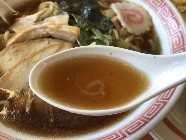 写真:中華そばのスープをひとくち