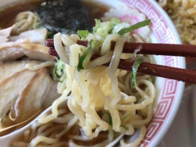 写真:中華そばの麺をひとくち