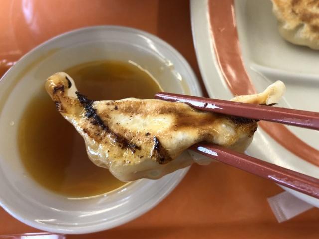 写真:餃子をひとくち