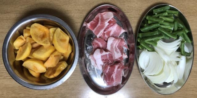 写真:「柿と豚バラ肉のオイスターソース炒め」の材料をカット
