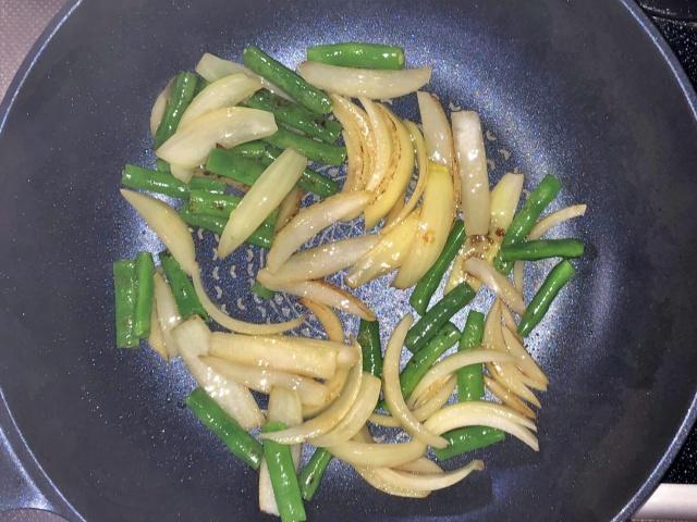 写真:野菜を炒める