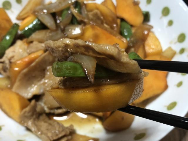 写真:「柿と豚バラ肉のオイスターソース炒め」をひとくち