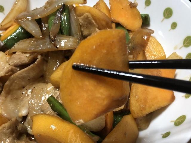 写真:「柿と豚バラ肉のオイスターソース炒め」をもうひとくち