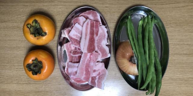写真:「柿と豚バラ肉のオイスターソース炒め」の材料