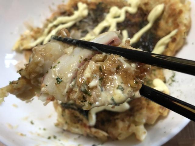 写真:「海鮮お好み焼き」をひとくち