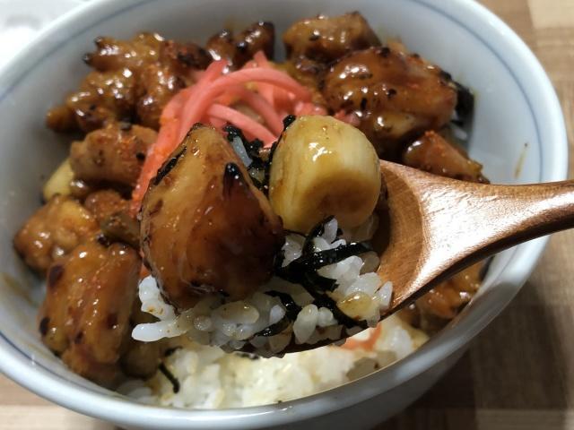 写真:「焼き鳥丼」をもうひとくち