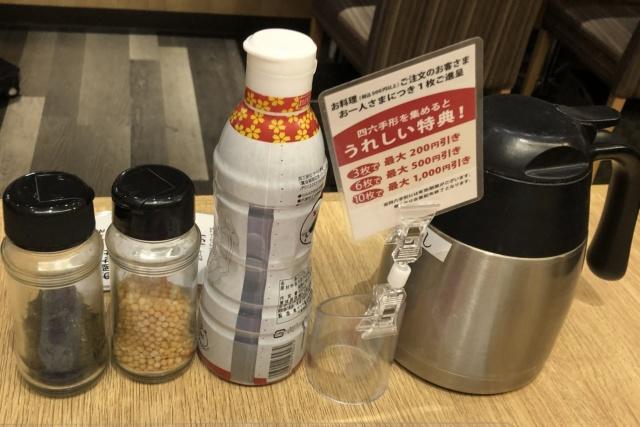 写真:テーブルの調味料とだし