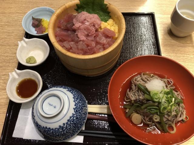 写真:満足盛り!まぐろおひつごはん小冷そばセット