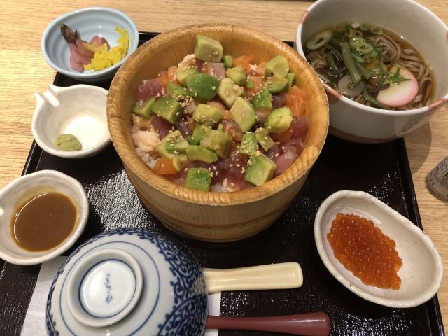 写真:満足盛り!アボカドおひつごはん小温そばセット