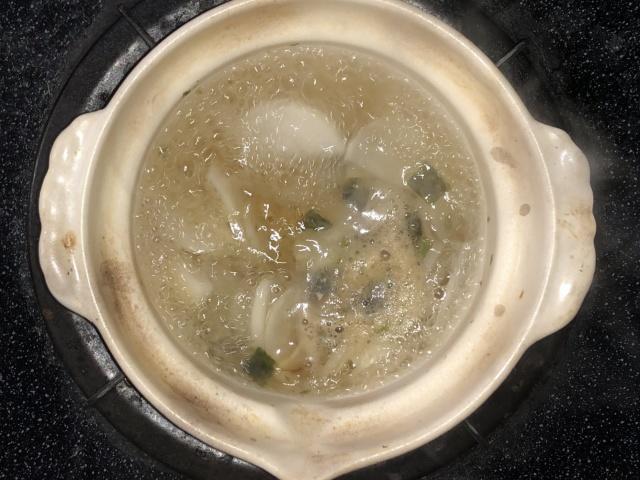 写真:カブと大根を土鍋で煮る