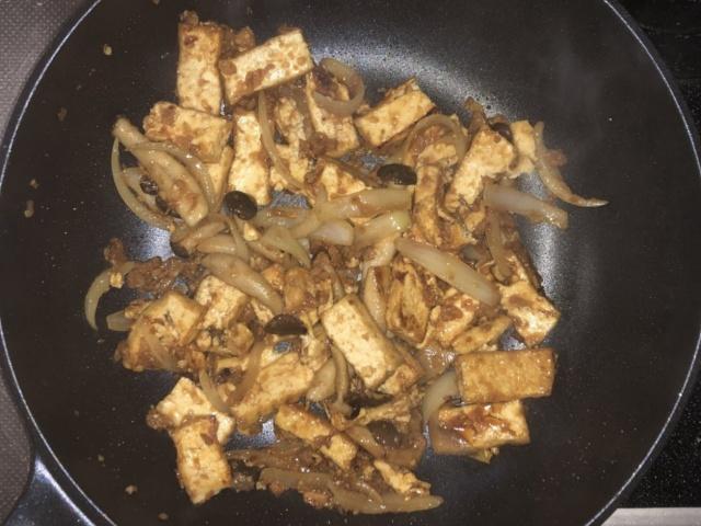 写真:玉ねぎ、しめじ、厚揚げを炒める