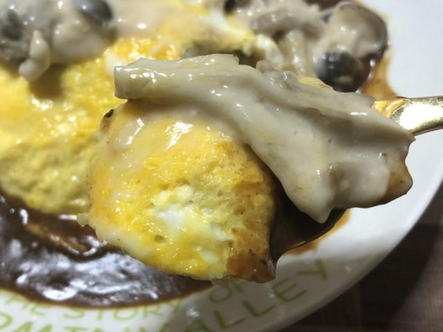 写真:「きのこのホワイトソース掛けオムカレー」をひとくち